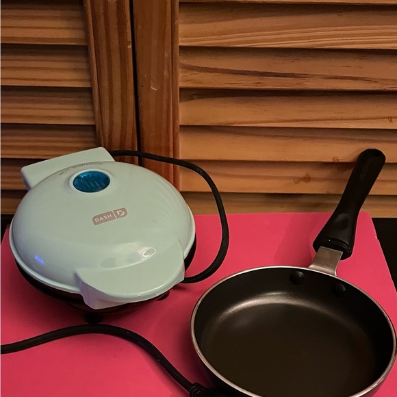 Mini Dash Waffle Maker with Non-Stick Mini Pan - Brand New - Picture 1 of 5